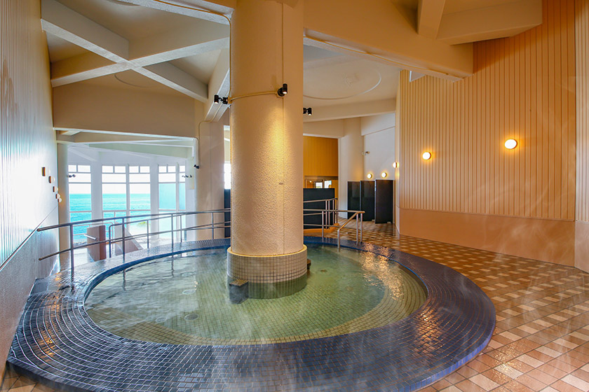 蒼海の湯 大浴場：開放感あふれる広々とした大浴場で、心も体もリフレッシュできます。