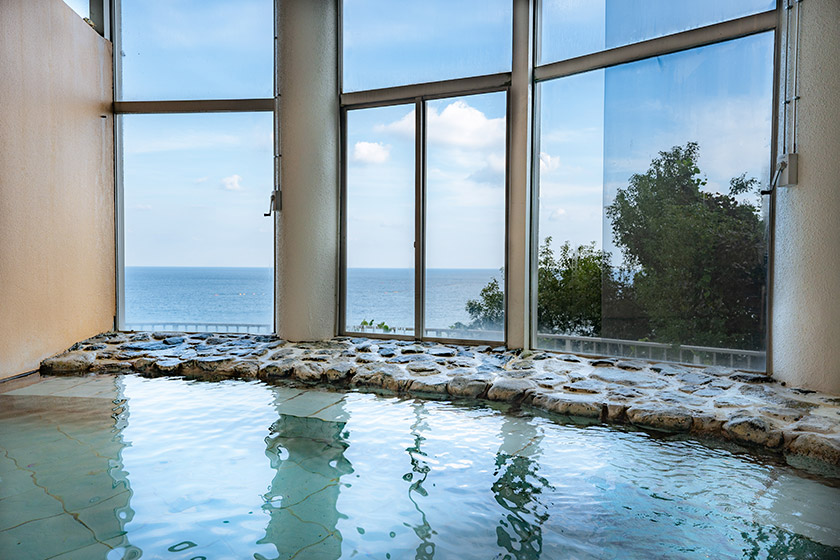 蒼海の湯 大浴場：広々とした大浴場の大きな窓から相模灘の絶景を望みつつ、ゆったりとくつろいで入浴できます。